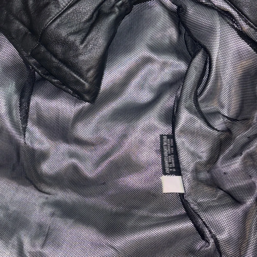 Vintage Wilson’s leather jacket with cute detailing and timeless look - Picture 7 of 14